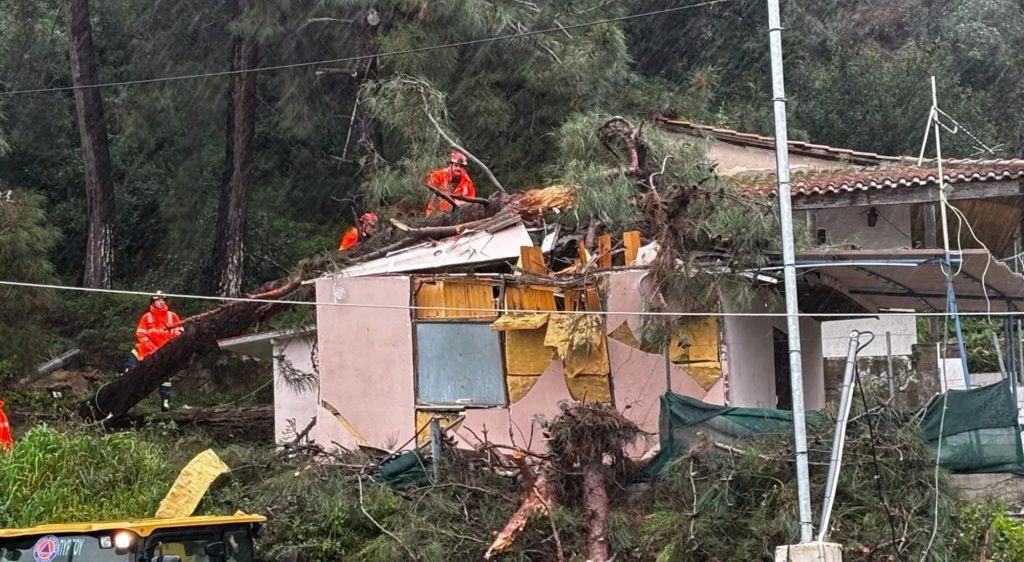 Κατάκολο: Απο μια «κλωστή» κρέμεται βράχος πάνω από σπίτια, κίνδυνος υπερχείλισης του Αλφείου ΦΩΤΟ - ΒΙΝΤΕΟ