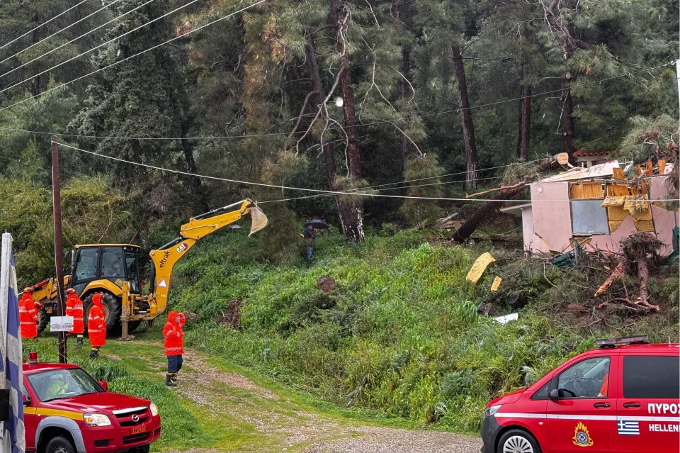 Κατάκολο: Απο μια «κλωστή» κρέμεται βράχος πάνω από σπίτια, κίνδυνος υπερχείλισης του Αλφείου ΦΩΤΟ - ΒΙΝΤΕΟ