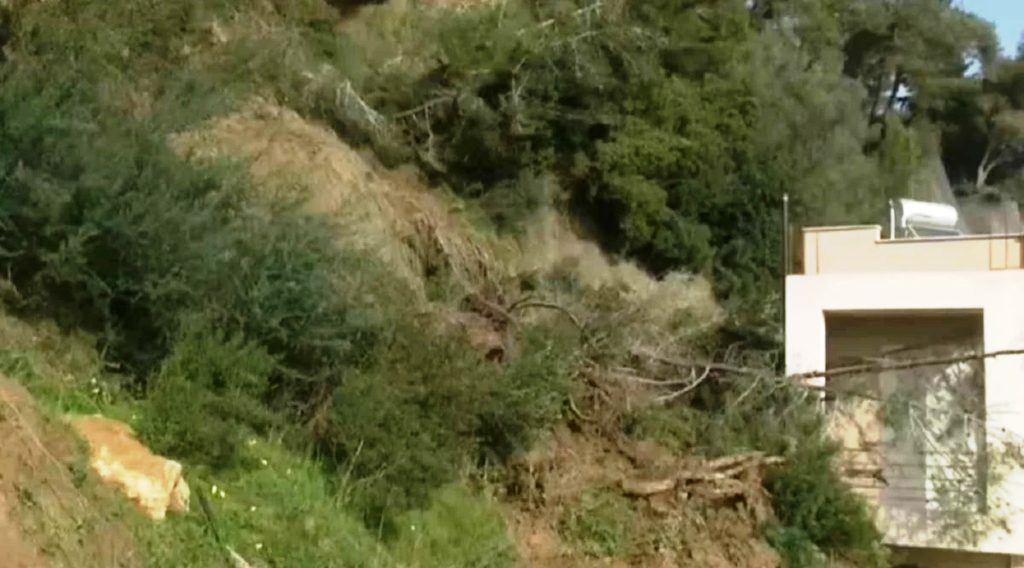 Κατάκολο: Απο μια «κλωστή» κρέμεται βράχος πάνω από σπίτια, κίνδυνος υπερχείλισης του Αλφείου ΦΩΤΟ - ΒΙΝΤΕΟ