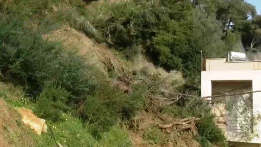 Κατάκολο: Απο μια «κλωστή» κρέμεται βράχος πάνω από σπίτια, κίνδυνος υπερχείλισης του Αλφείου ΦΩΤΟ - ΒΙΝΤΕΟ