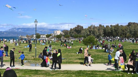 Πάτρα: Πλήθος κόσμου σε Πλαζ, Ν. Πάρκο, Παραλία για την Καθαρά Δευτέρα