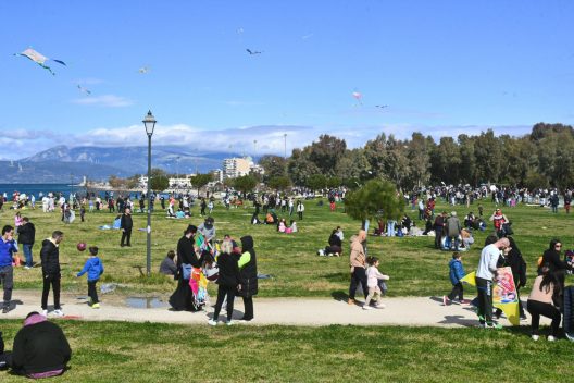 Πάτρα: Πλήθος κόσμου σε Πλαζ, Ν. Πάρκο, Παραλία για την Καθαρά Δευτέρα
