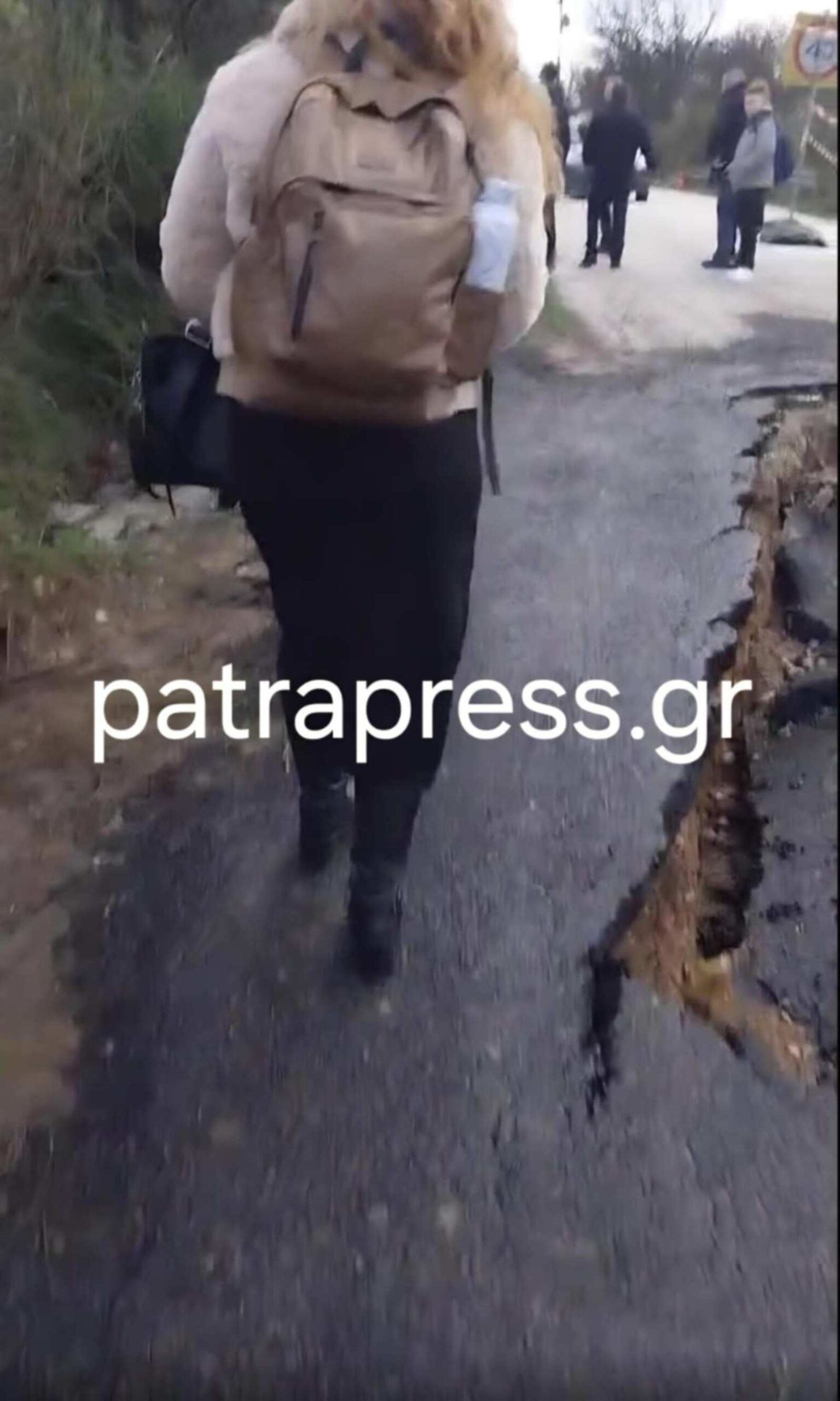 Καθηγήτρια περπατά δίπλα από το επικίνδυνο σημείο της καθίζησης