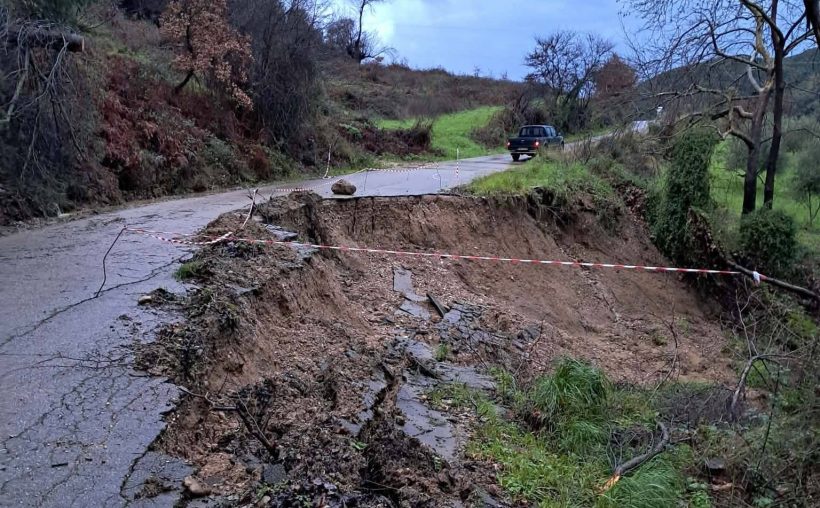 Αχαΐα: Μεγάλη κατολίσθηση σε δρόμο προς τον Κάλφα Τριταίας ΦΩΤΟ