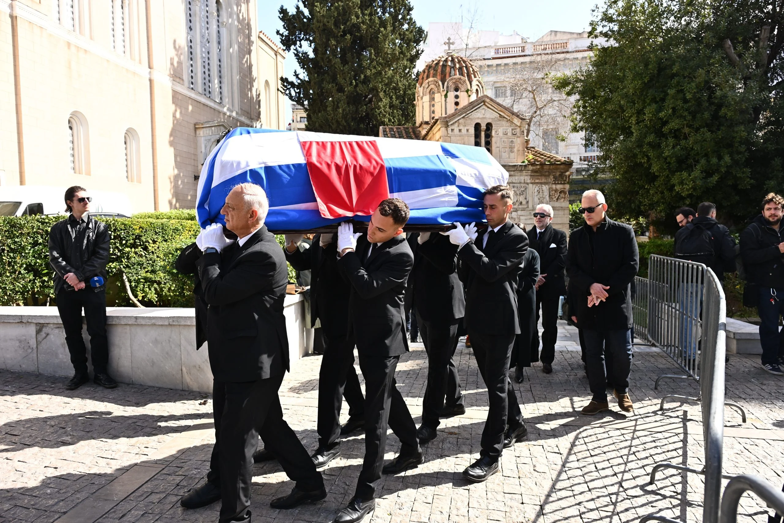 Με την Ελληνική και Γαλλική σημαία το φέρετρο της Ελένης Γλύκατζη – Αρβελέρ ΦΩΤΟ