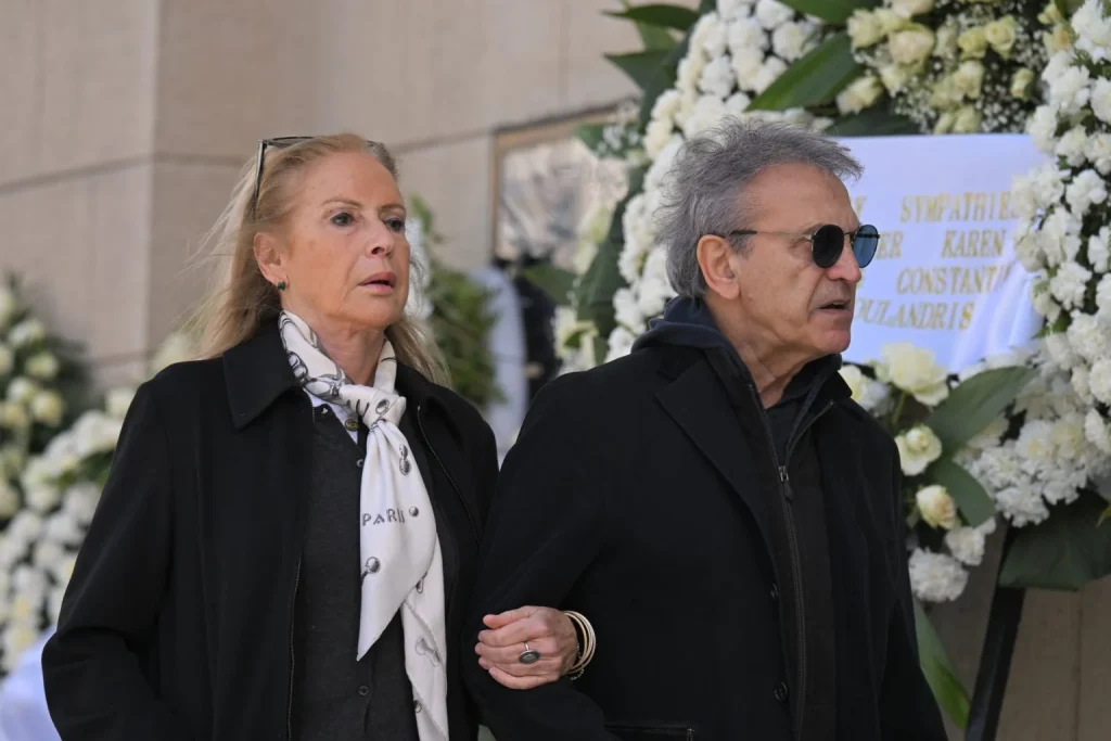 Με την Ελληνική και Γαλλική σημαία το φέρετρο της Ελένης Γλύκατζη - Αρβελέρ ΦΩΤΟ