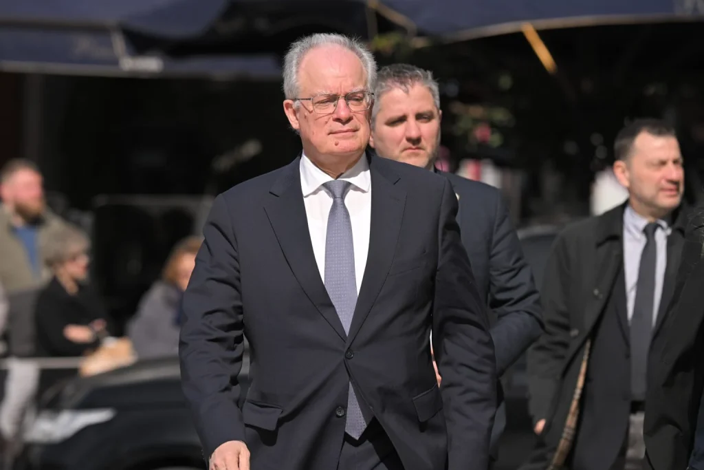 Με την Ελληνική και Γαλλική σημαία το φέρετρο της Ελένης Γλύκατζη - Αρβελέρ ΦΩΤΟ