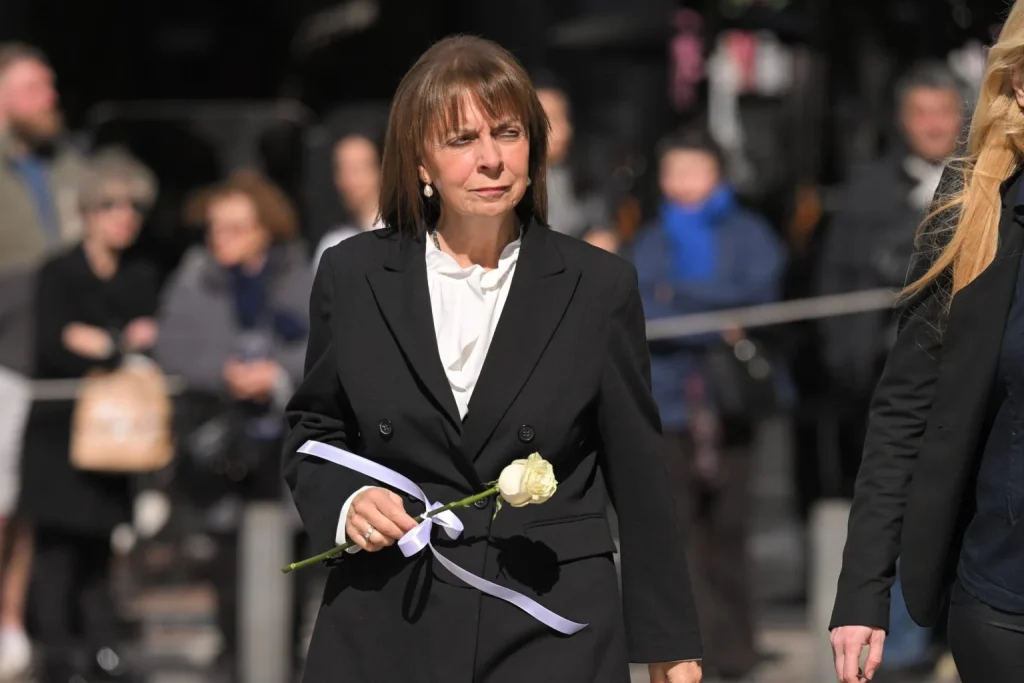 Με την Ελληνική και Γαλλική σημαία το φέρετρο της Ελένης Γλύκατζη - Αρβελέρ ΦΩΤΟ