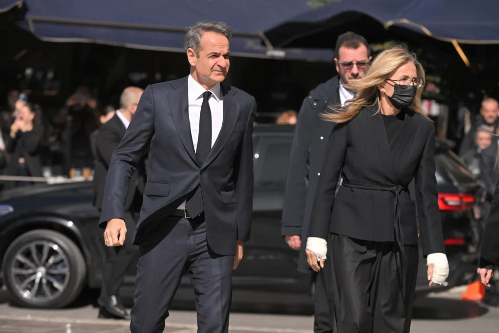 Με την Ελληνική και Γαλλική σημαία το φέρετρο της Ελένης Γλύκατζη - Αρβελέρ ΦΩΤΟ