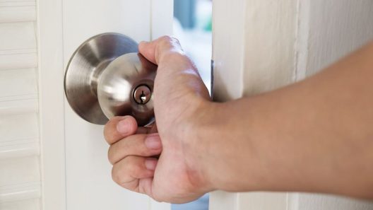 Γιατί πρέπει να κοιμάστε με την πόρτα του υπνοδωματίου κλειστή