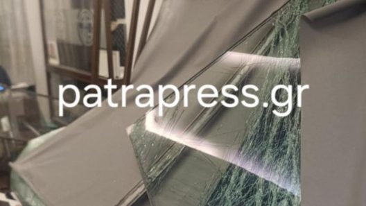 Διαλυμένη η θωρακισμένη τζαμαρία του κοσμηματοπωλείου