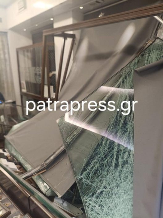 Διαλυμένη η θωρακισμένη τζαμαρία του κοσμηματοπωλείου