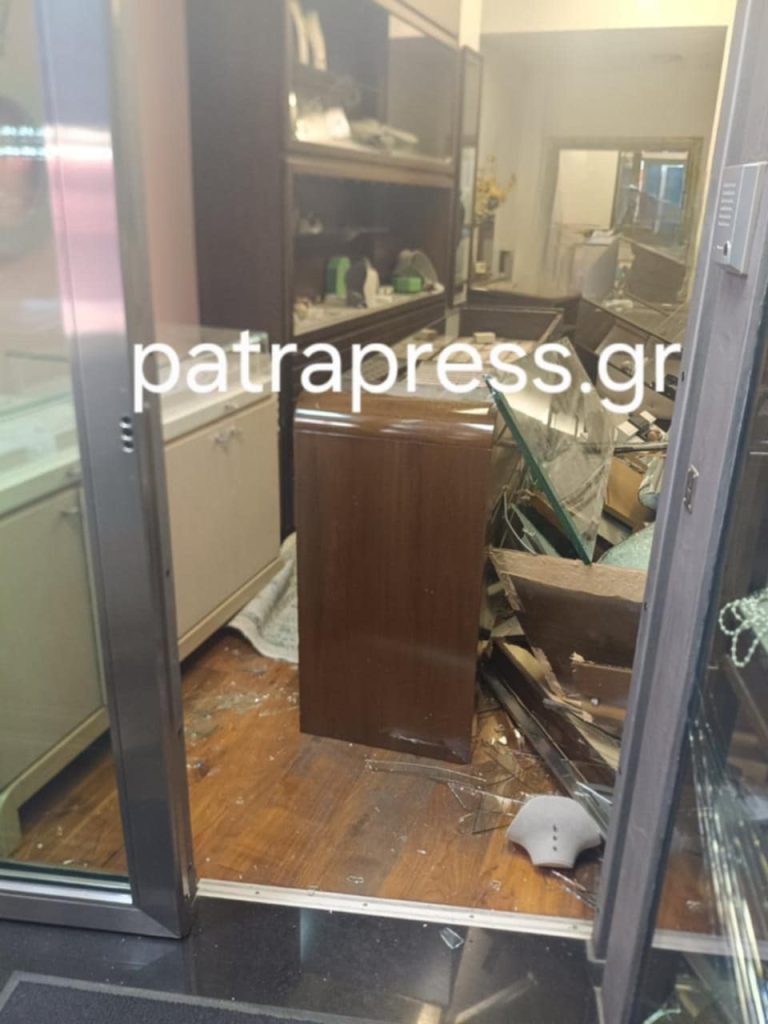 Το εσωτερικό του κοσμηματοπωλείου