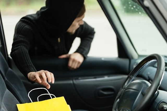 Πύργος: Αφαίρεσαν τσάντα και κάρτες με χρήματα, από φορτηγό 24 Πύργος: Αφαίρεσαν τσάντα και κάρτες με χρήματα, από φορτηγό