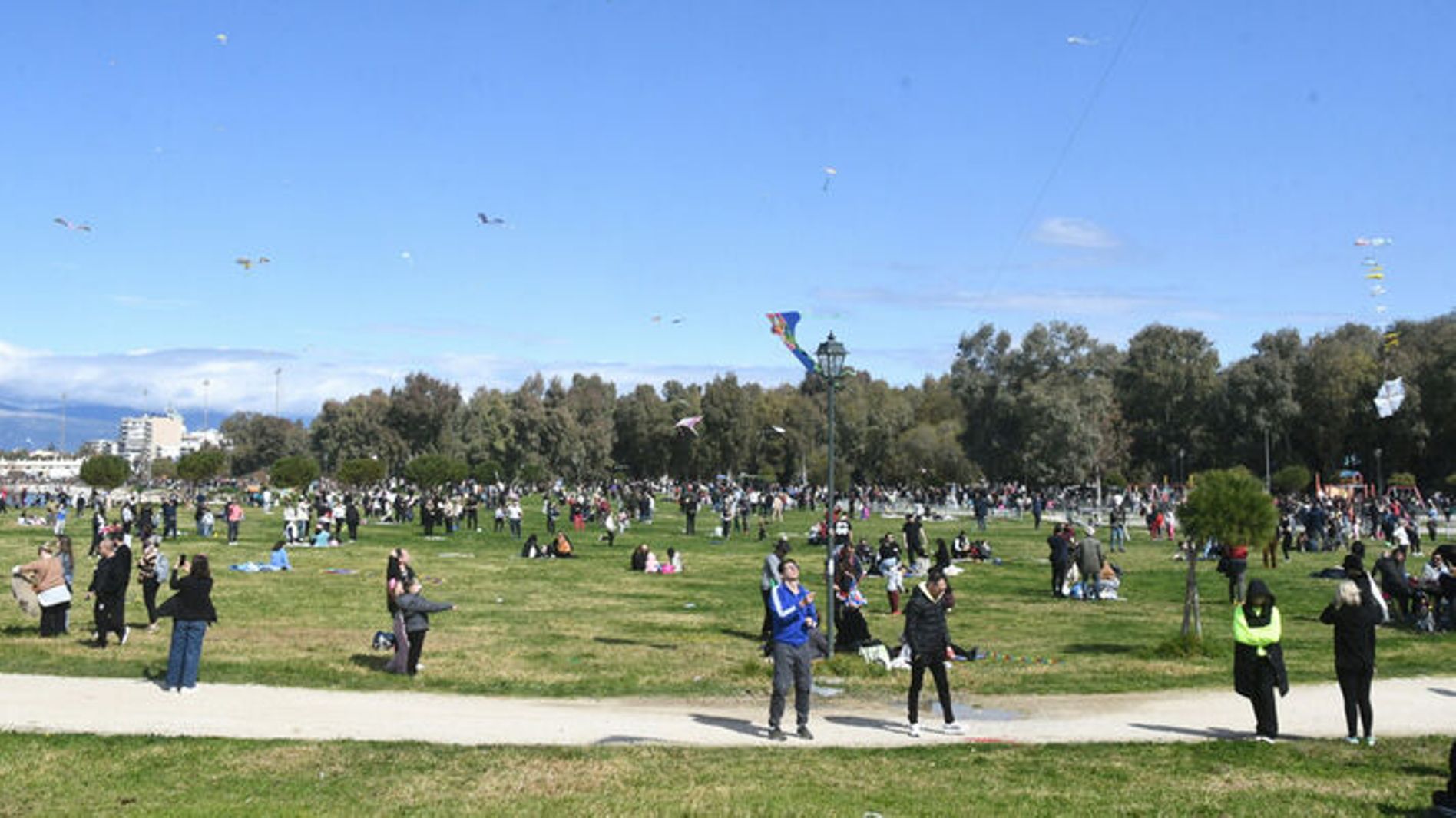Κούλουμα σε πλαζ, νότιο πάρκο και κόκκινο μύλο, στην Πάτρα