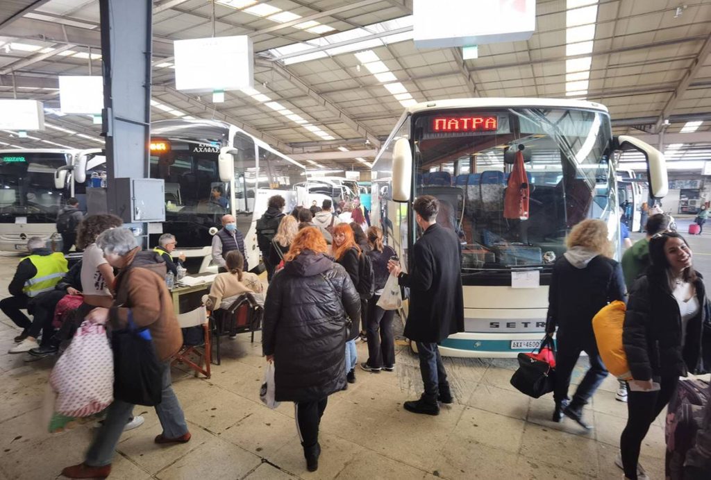 Το αδιαχώρητο στο σταθμού των ΚΤΕΛ στον Κηφισό για Πάτρα