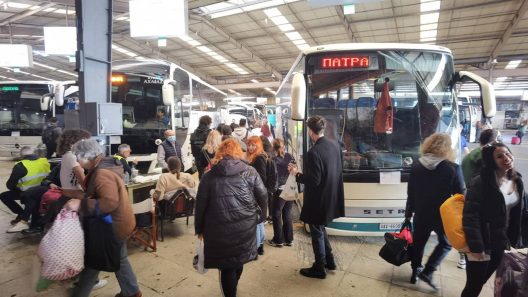 Το αδιαχώρητο στο σταθμού των ΚΤΕΛ στον Κηφισό για Πάτρα