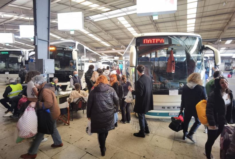 Το αδιαχώρητο στο σταθμού των ΚΤΕΛ στον Κηφισό για Πάτρα