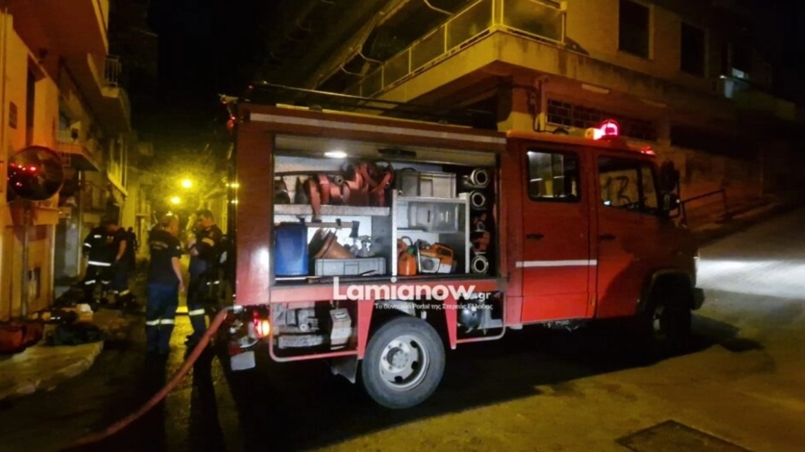 Λαμία: Νεκρή γυναίκα σε διαμέρισμα στις φλόγες, απεγκλωβίστηκαν τρεις