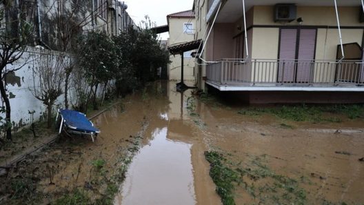 ΒΙΝΤΕΟ από τις πλημμύρες σε Λάρισα, δρόμος και θάλασσα έγιναν ένα στον Αγιόκαμπο