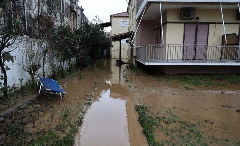 ΒΙΝΤΕΟ από τις πλημμύρες σε Λάρισα, δρόμος και θάλασσα έγιναν ένα στον Αγιόκαμπο