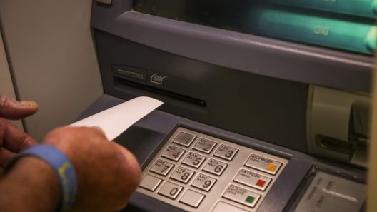 Έκτακτη Ενίσχυση Πάσχα 2026: Ποιοι είναι οι δικαιούχοι για τα 250 ευρώ και πότε πληρώνεται