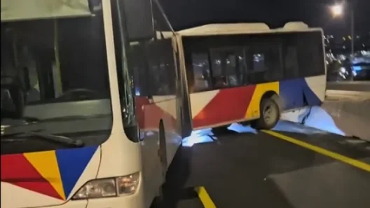 Θεσσαλονίκη: Αστικό λεωφορείο δίπλωσε, κλείνοντας την κυκλοφορία ΒΙΝΤΕΟ