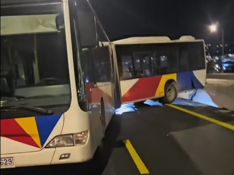 Θεσσαλονίκη: Αστικό λεωφορείο δίπλωσε, κλείνοντας την κυκλοφορία ΒΙΝΤΕΟ