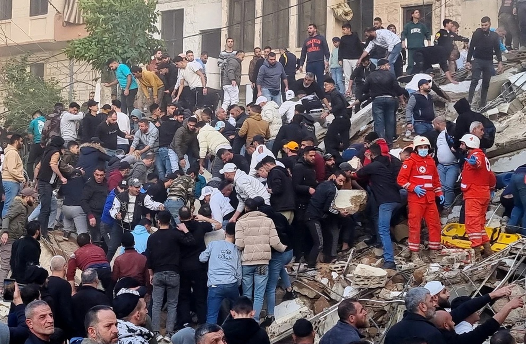 Αγνωστος αριθμός εγκλωβισμένων σε πολυκατοικία που κατέρρευσε στο Λίβανο ΦΩΤΟ
