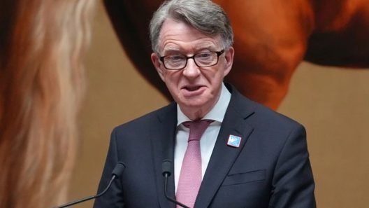 ΒΙΝΤΕΟ η στιγμή της σύλληψης του πρώην Βρετανού πρέσβη Μάντελσον, εμπλεκόμενος στο σκάνδαλο Επσταϊν