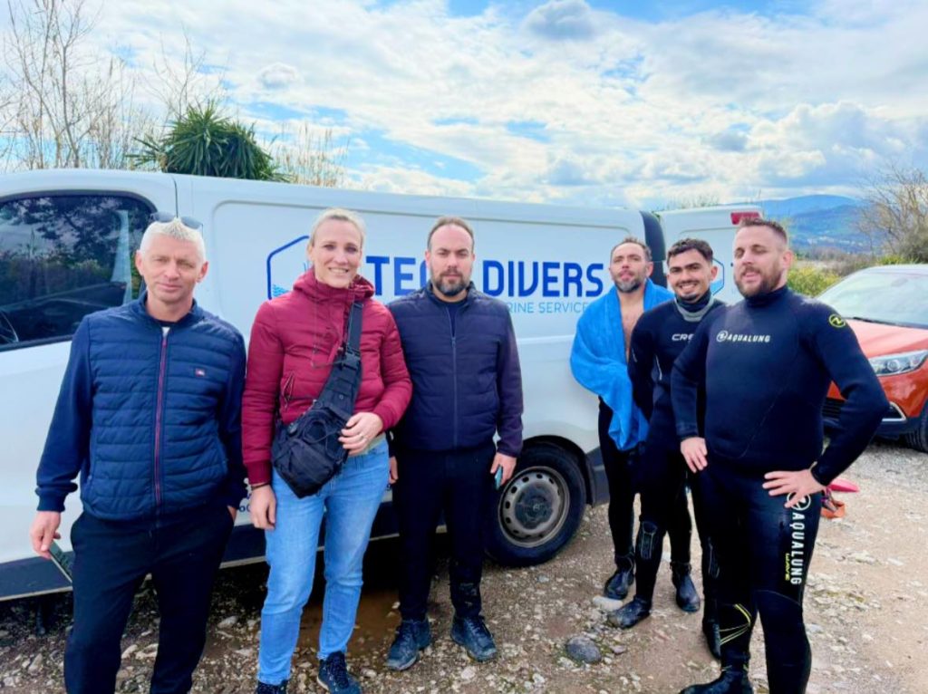 Αίγιο: «Διέλυσε» και πέταξε την καραμπίνα ο δράστης που πυροβόλησε ανήλικους, που βρέθηκε από δύτες ΦΩΤΟ 26 Παρών στις έρευνες ο διοικητής Ασφαλείας Αιγιαλείας Ιορδάνης Μαγειράκης (στη μέση)