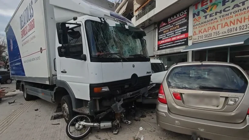 Αττική: Φορτηγό πήρε σβάρνα ΙΧ και μηχανές