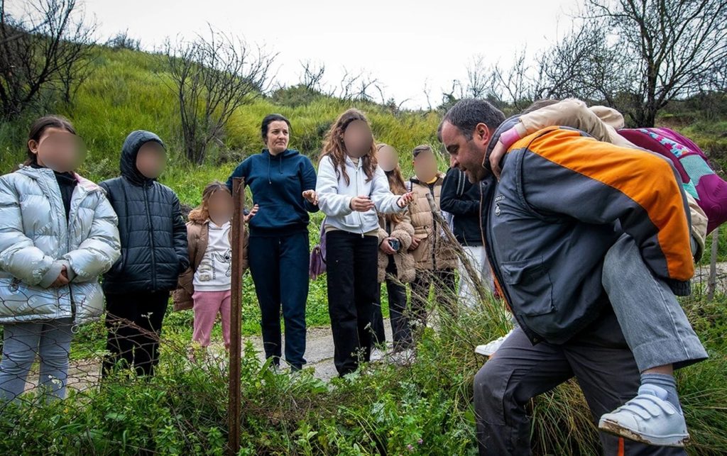 Ηλεία: Εικόνες καταστροφής, αποκλεισμένα χωριά και γονείς να μεταφέρουν παιδιά στην πλάτη ΦΩΤΟ