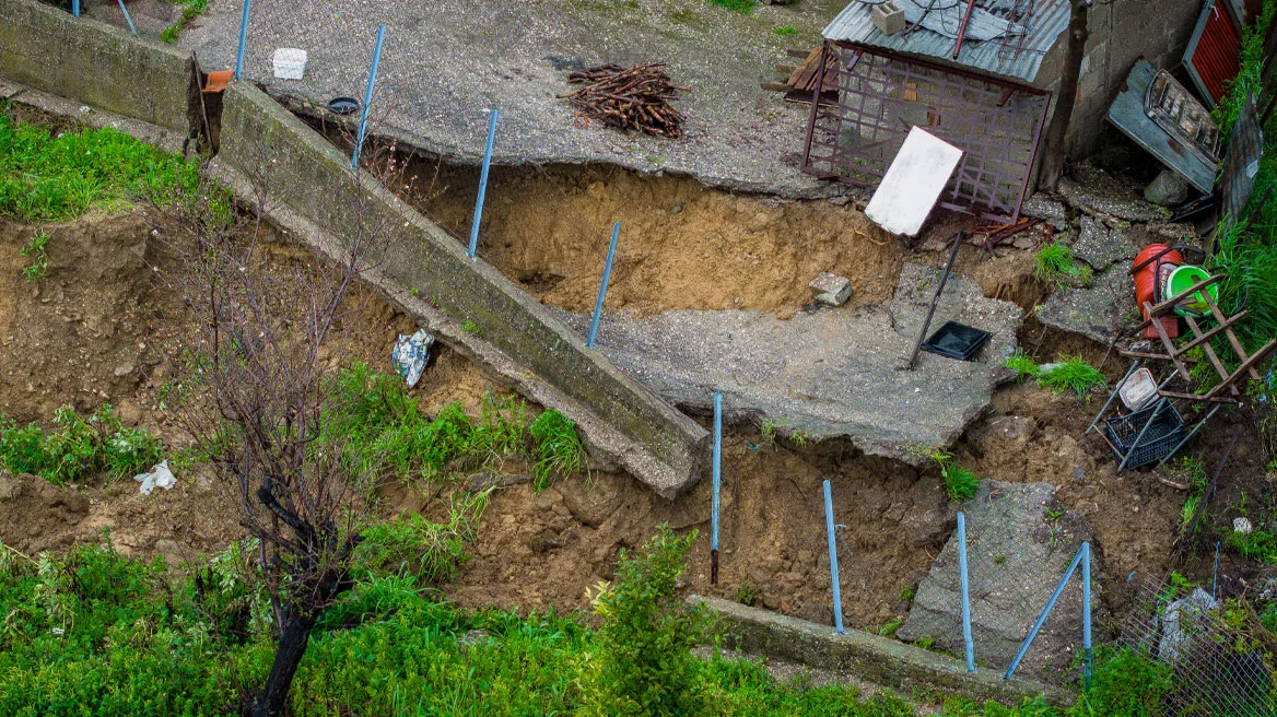 Ηλεία: Εικόνες που τρομάζουν στο Μαζαράκι – Υποχωρεί πλαγιά ΒΙΝΤΕΟ – ΦΩΤΟ