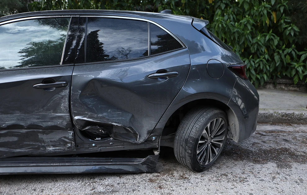 Πήρε «σβάρνα» σταθμευμένα αυτοκίνητα μεθυσμένη τραγουδίστρια στο Κολωνάκι ΦΩΤΟ