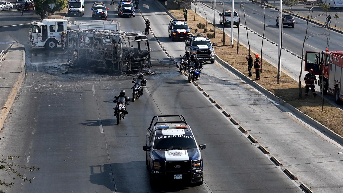 Η εξόντωση ναρκοβαρόνου στο Μεξικό, έφερε το χάος με επιθέσεις από το καρτέλ ΒΙΝΤΕΟ 43 Η εξόντωση ναρκοβαρόνου στο Μεξικό, έφερε το χάος με επιθέσεις από το καρτέλ ΒΙΝΤΕΟ