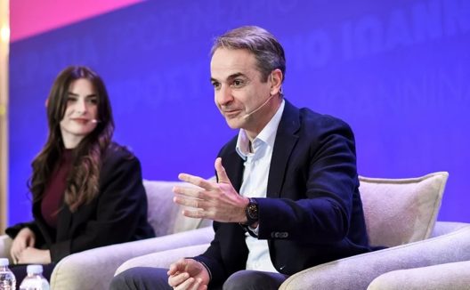 Μητσοτάκης από Αλεξανδρούπολη: «Ο φράχτης θα καλύψει ολόκληρο τον Έβρο ώστε να είμαστε μονίμως ασφαλείς» 26 Ο Κυριάκος Μητσότακης στον β' προσυνέδριο στην Αλεξανδρούπολη