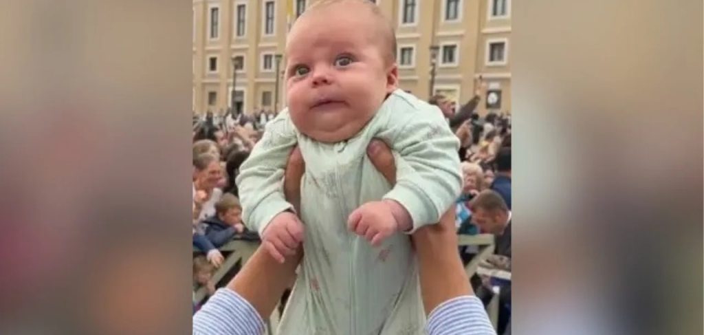 Η «συνάντηση» του πάπα με δυο βρέφη έγινε viral BINTEO