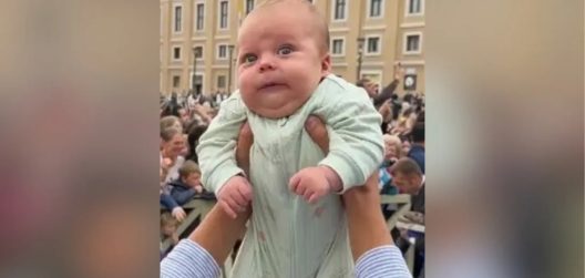 Η «συνάντηση» του πάπα με δυο βρέφη έγινε viral BINTEO