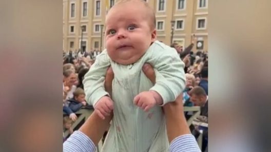 Η «συνάντηση» του πάπα με δυο βρέφη έγινε viral BINTEO