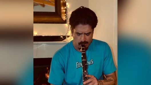 Το βίντεο με τον Αρη Μουγκοπέτρο να παίζει κλαρίνο με δύο δάχτυλα!