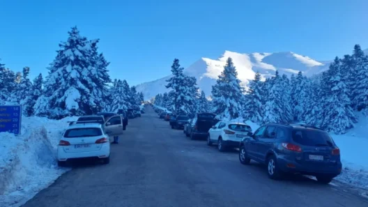 Καλάβρυτα: Το αδιαχώρητο στο Χιονοδρομικό Κέντρο, με κυκλοφοριακό έμφραγμα ΦΩΤΟ