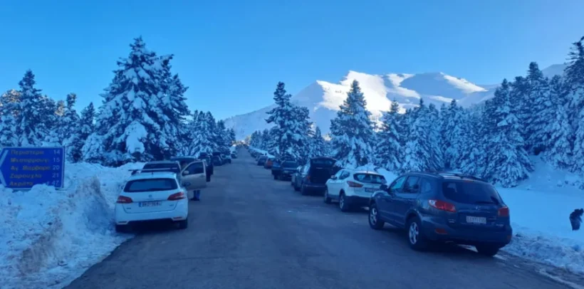 Καλάβρυτα: Το αδιαχώρητο στο Χιονοδρομικό Κέντρο, με κυκλοφοριακό έμφραγμα ΦΩΤΟ