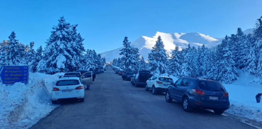 Καλάβρυτα: Το αδιαχώρητο στο Χιονοδρομικό Κέντρο, με κυκλοφοριακό έμφραγμα ΦΩΤΟ