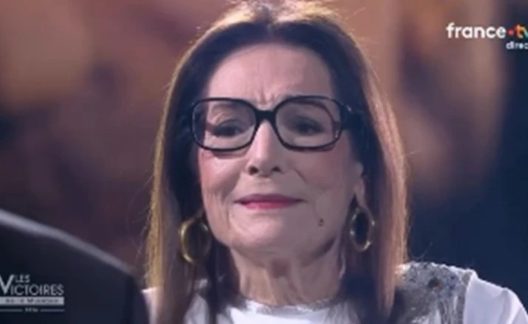 Νανά Μούσχουρη: Γιατί λύγισε στα γαλλικά βραβεία Grammys – Η συγκλονιστική στιγμή ΒΙΝΤΕΟ