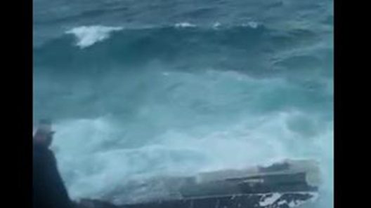 Το βυθισμένος σκάφος σε βραχώδη περιοχή