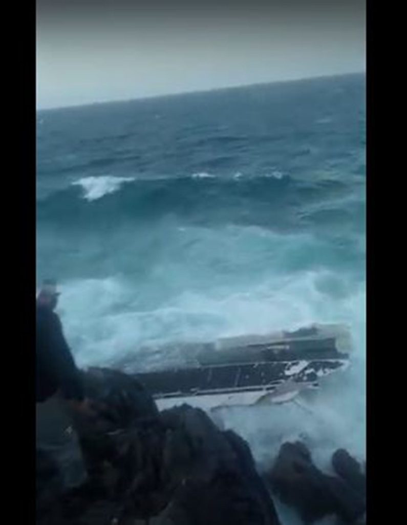 Το βυθισμένος σκάφος σε βραχώδη περιοχή