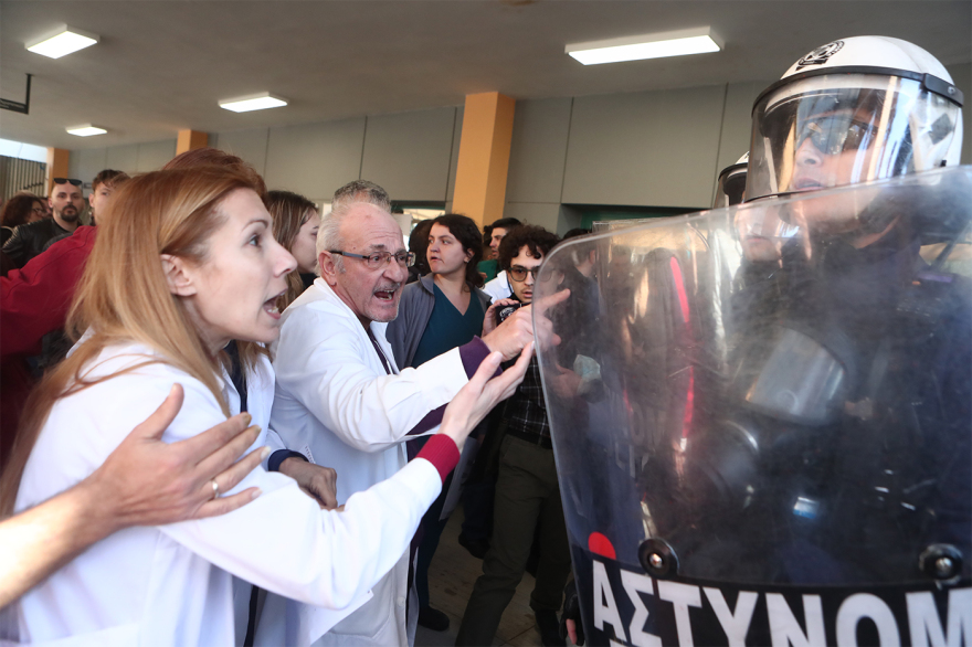Γεωργιάδης για επεισόδια στο νοσοκομείο Νίκαιας: «Κινδύνευσε η σωματική μου ακεραιότητα» ΦΩΤΟ - ΒΙΝΤΕΟ 30 Γεωργιάδης για επεισόδια στο νοσοκομείο Νίκαιας: «Κινδύνευσε η σωματική μου ακεραιότητα» ΦΩΤΟ - ΒΙΝΤΕΟ