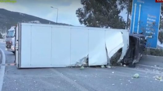 Βοιωτία: Φορτηγό με οπωροκηπευτικά ανατράπηκε στην εθνική οδό