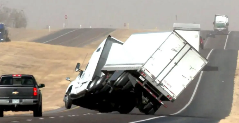 Η στιγμή που η νταλίκα παρασύρεται από τους ανέμους